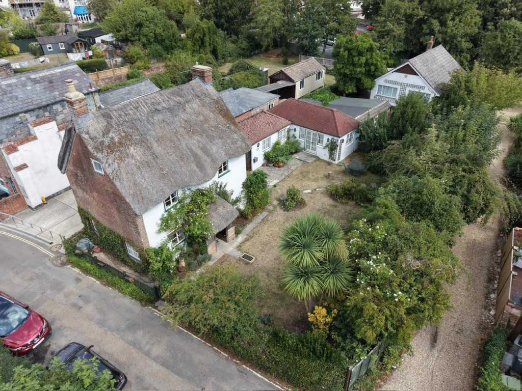 Lot: 108 - CHARMING COTTAGE WITH SELF-CONTAINED ANNEXE, GARDENS AND GARAGE - Drone View